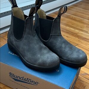 Blundstones classic #587 rustic black like new
